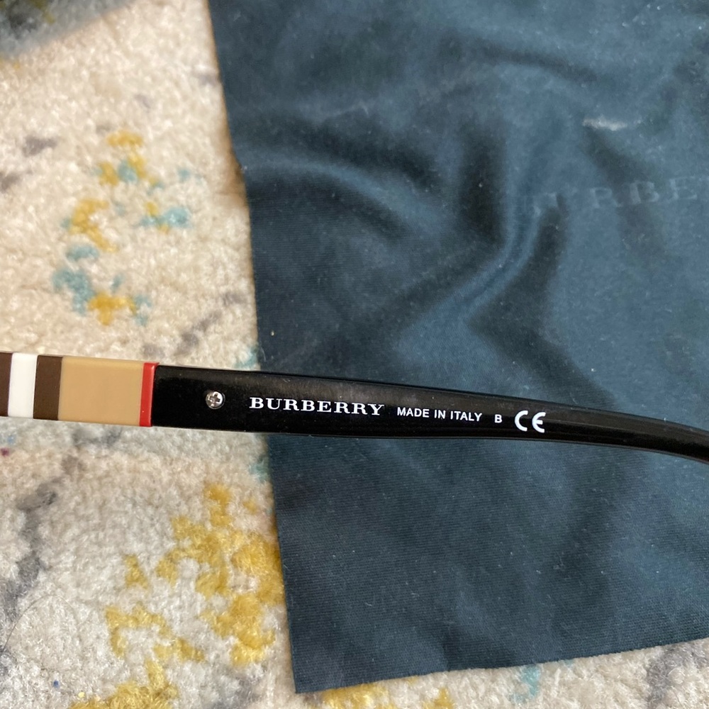 New in box Burberry Sunglasses - Picture 5 of 16